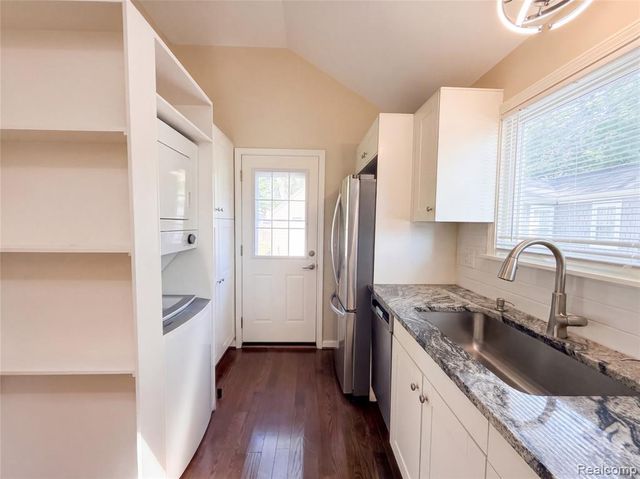 20919 Hollywood Street, Harper Woods, MI 48225
