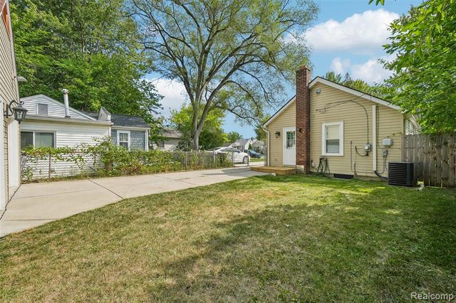 20919 Hollywood Street, Harper Woods, MI 48225