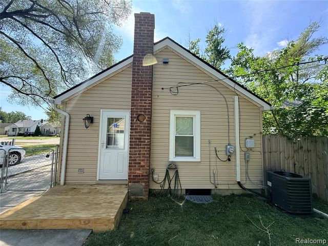 20919 Hollywood Street, Harper Woods, MI 48225