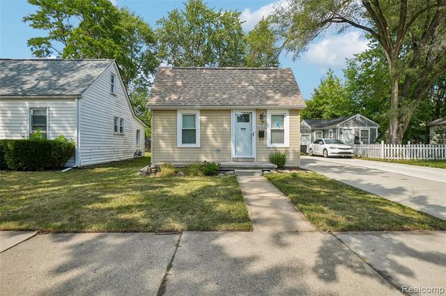20919 Hollywood Street, Harper Woods, MI 48225
