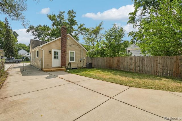 20919 Hollywood Street, Harper Woods, MI 48225