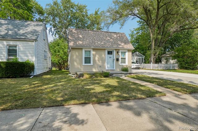 20919 Hollywood Street, Harper Woods, MI 48225