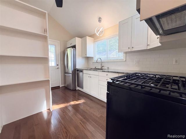 20919 Hollywood Street, Harper Woods, MI 48225