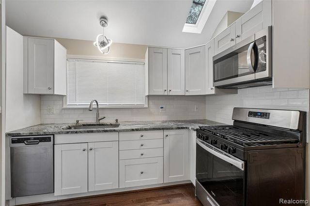 20919 Hollywood Street, Harper Woods, MI 48225