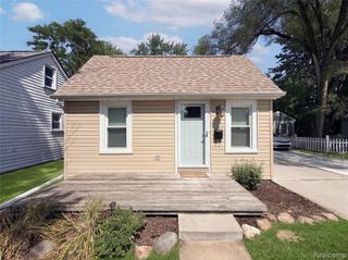 20919 Hollywood Street, Harper Woods, MI 48225