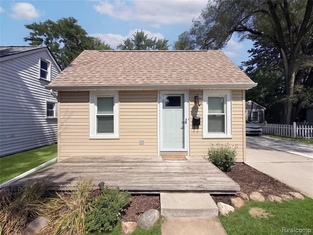 20919 Hollywood Street, Harper Woods, MI 48225