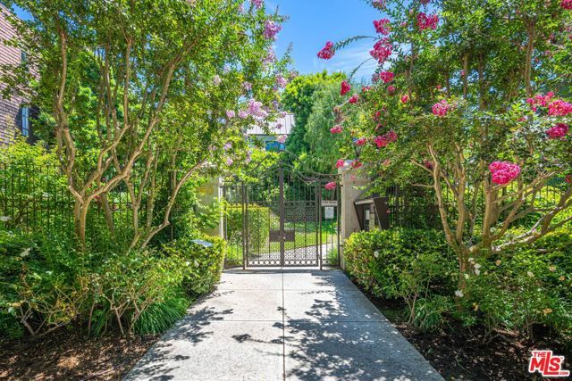 950 N Kings Road 143, West Hollywood, CA 90069