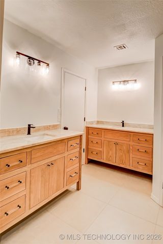 11027 S Oak Avenue, Jenks, OK 74037