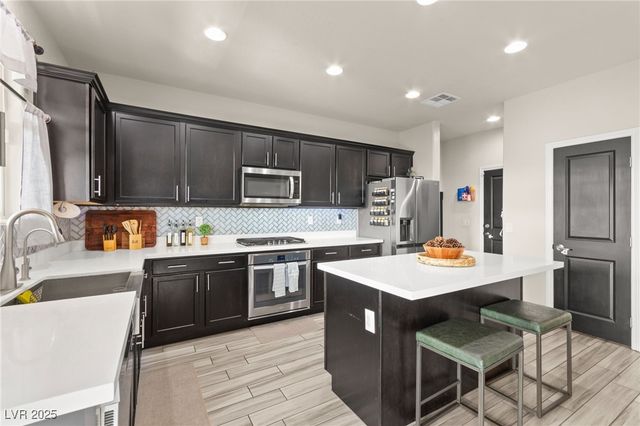 8973 Vista Pines Street, Las Vegas, NV 89178