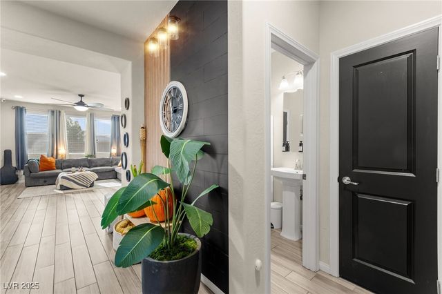 8973 Vista Pines Street, Las Vegas, NV 89178