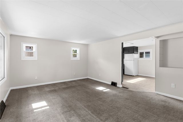 2206 Carolyn St, Hermitage, PA 16148