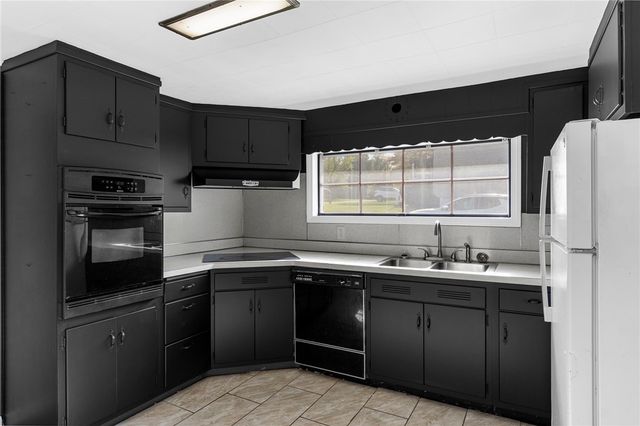 2206 Carolyn St, Hermitage, PA 16148