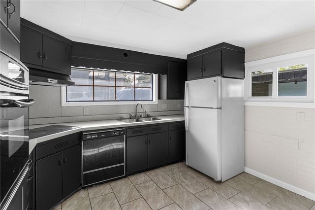 2206 Carolyn St, Hermitage, PA 16148