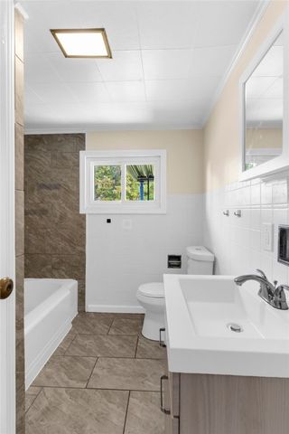 2206 Carolyn St, Hermitage, PA 16148