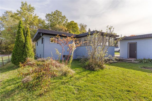 2206 Carolyn St, Hermitage, PA 16148