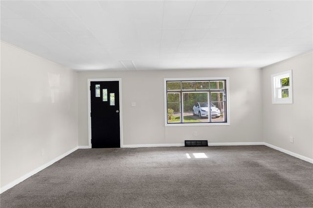 2206 Carolyn St, Hermitage, PA 16148