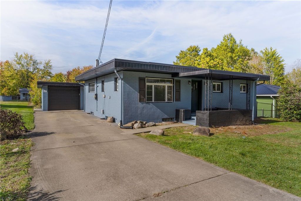 2206 Carolyn St, Hermitage, PA 16148