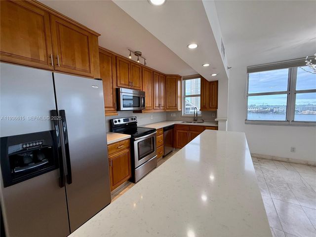 770 Claughton Island Dr PH-15, Miami, FL 33131