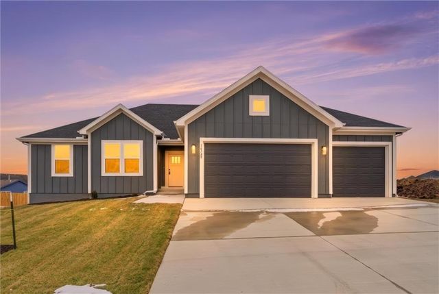 16729 Pinehurst Drive, Basehor, KS 66007