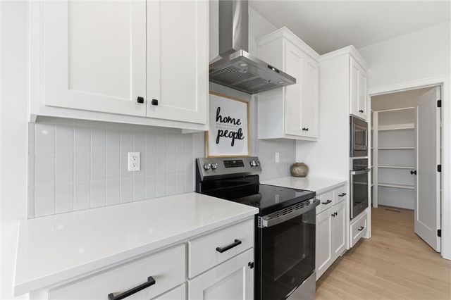 16729 Pinehurst Drive, Basehor, KS 66007