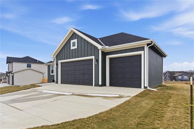 16729 Pinehurst Drive, Basehor, KS 66007