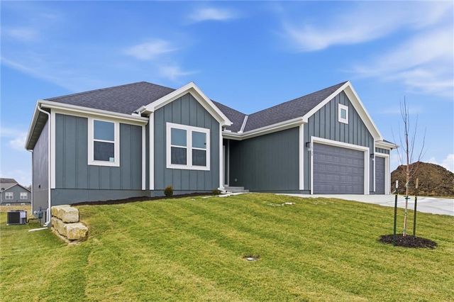 16729 Pinehurst Drive, Basehor, KS 66007