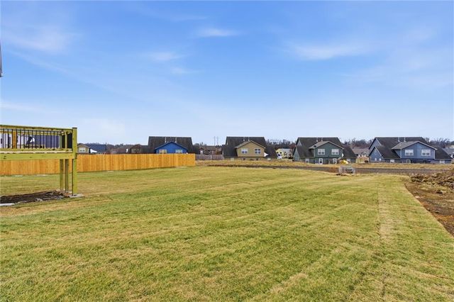 16729 Pinehurst Drive, Basehor, KS 66007