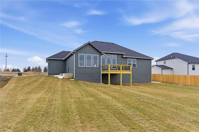 16729 Pinehurst Drive, Basehor, KS 66007