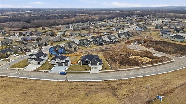 16729 Pinehurst Drive, Basehor, KS 66007