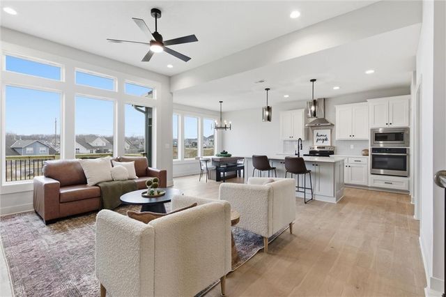 16729 Pinehurst Drive, Basehor, KS 66007