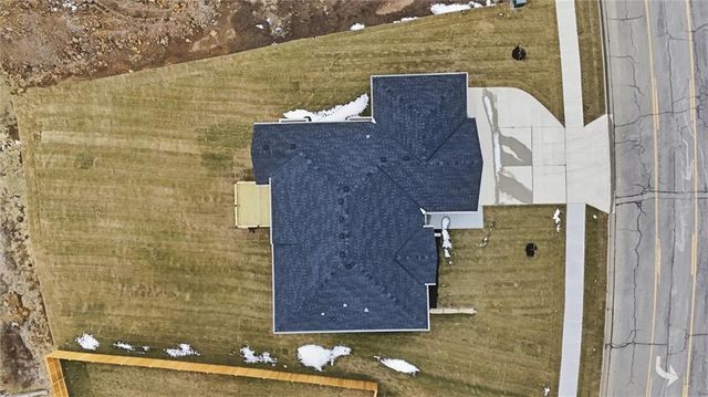 16729 Pinehurst Drive, Basehor, KS 66007