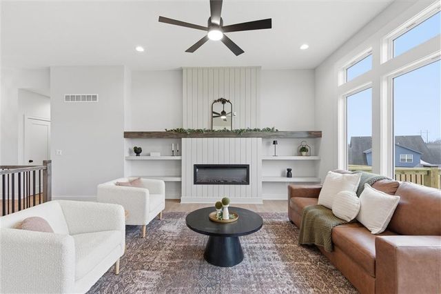 16729 Pinehurst Drive, Basehor, KS 66007