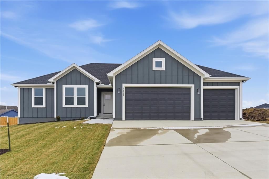 16729 Pinehurst Drive, Basehor, KS 66007