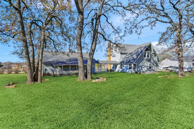123 Pontiac Drive, Lake Kiowa, TX 76240