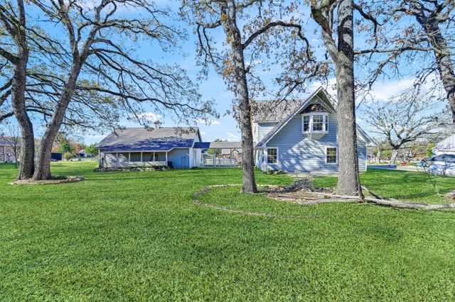 123 Pontiac Drive, Lake Kiowa, TX 76240