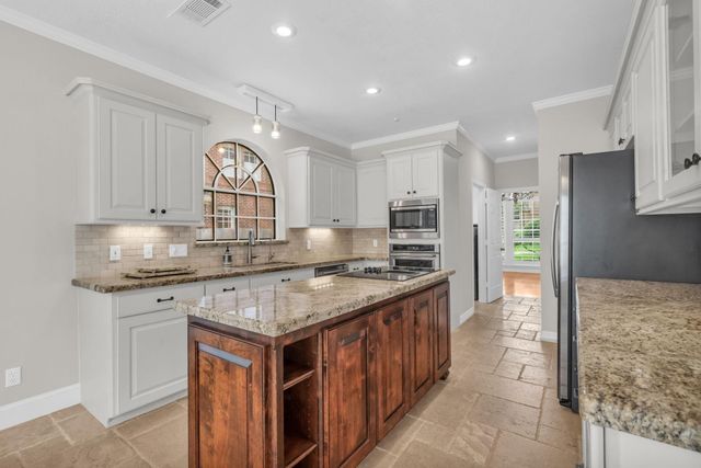 142 W Shadowpoint Circle, The Woodlands, TX 77381