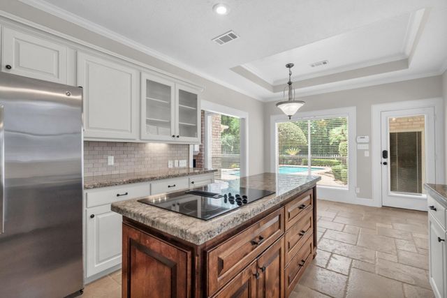 142 W Shadowpoint Circle, The Woodlands, TX 77381