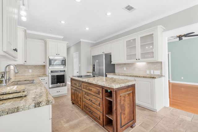 142 W Shadowpoint Circle, The Woodlands, TX 77381