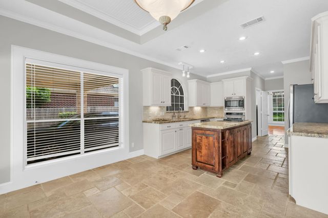 142 W Shadowpoint Circle, The Woodlands, TX 77381