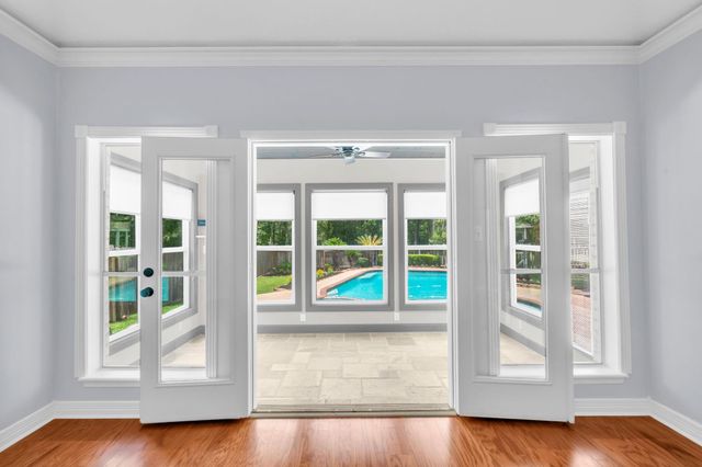 142 W Shadowpoint Circle, The Woodlands, TX 77381