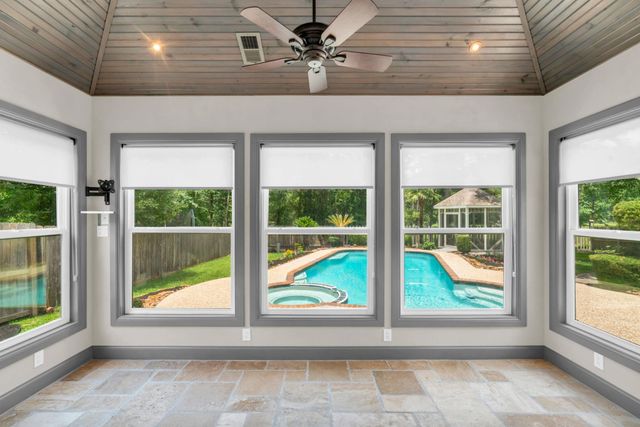 142 W Shadowpoint Circle, The Woodlands, TX 77381