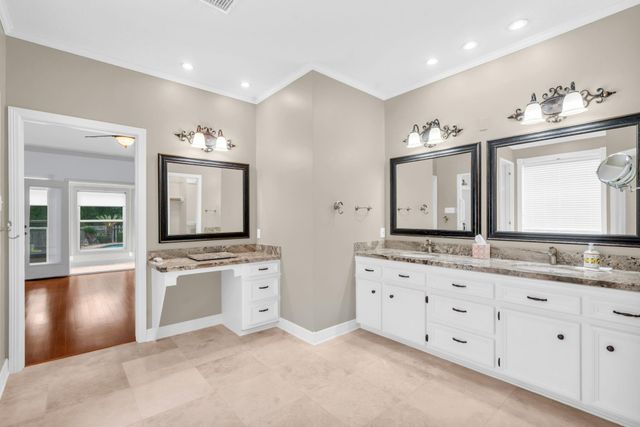 142 W Shadowpoint Circle, The Woodlands, TX 77381