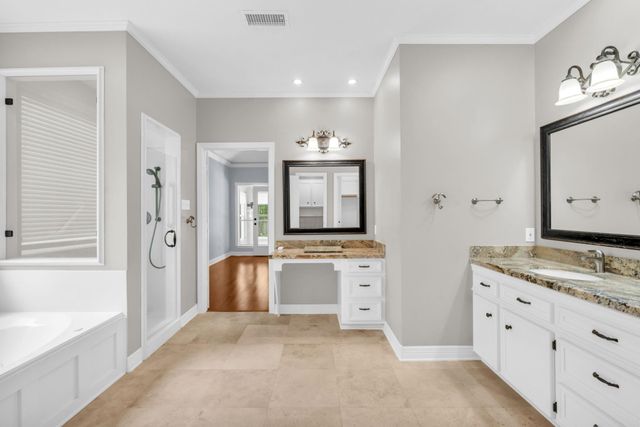 142 W Shadowpoint Circle, The Woodlands, TX 77381