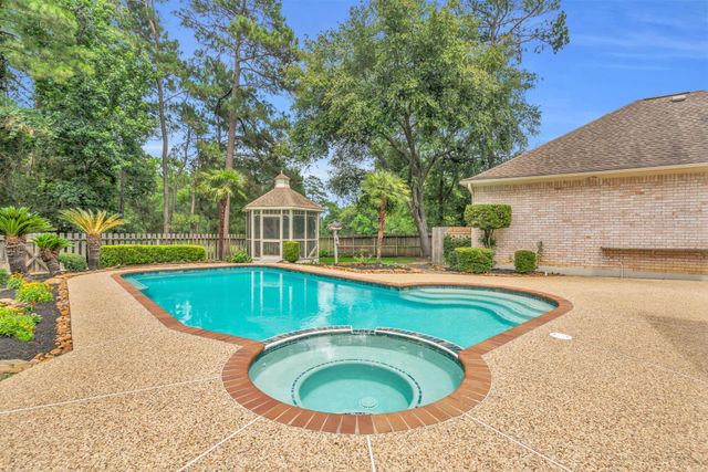 142 W Shadowpoint Circle, The Woodlands, TX 77381