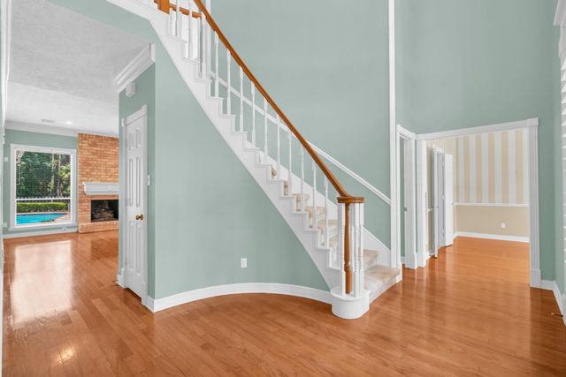 142 W Shadowpoint Circle, The Woodlands, TX 77381