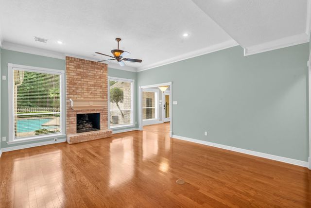 142 W Shadowpoint Circle, The Woodlands, TX 77381