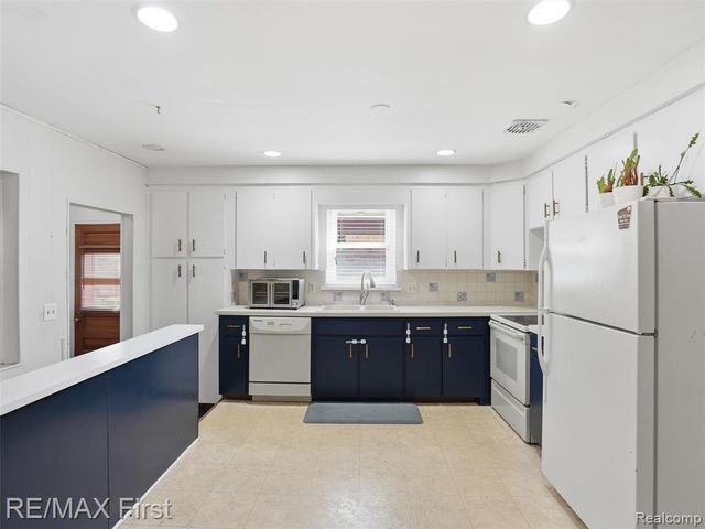 21213 Centennial Street, Saint Clair Shores, MI 48081