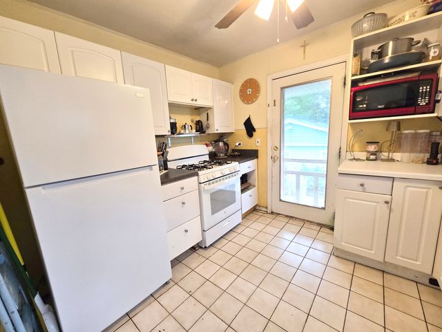 23W563 Woodworth Place, Roselle, IL 60172
