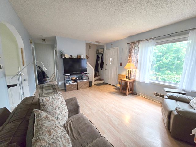 23W563 Woodworth Place, Roselle, IL 60172