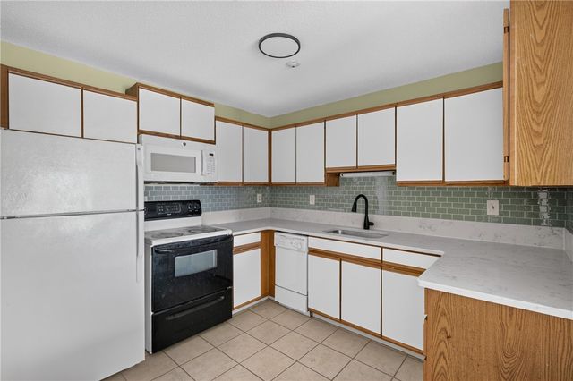 728 Beverage Hill Avenue 17, Pawtucket, RI 02861